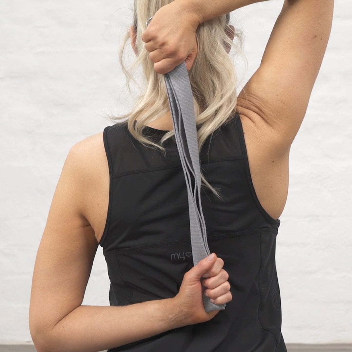 Komplettes Yoga-Set aus Yogamatte, 2 Yogablöcken und einem 2-in-1 Yogagurt - Grau